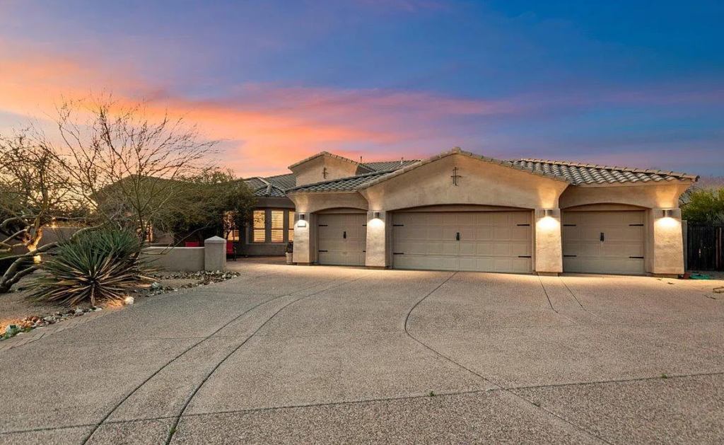 7032 E balancing rock front of house photo